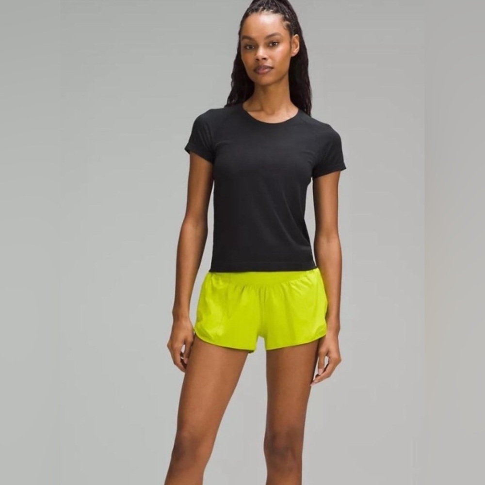 Lululemon Hottie Hot Shorts- SZ 4
Style: 2.5 inch